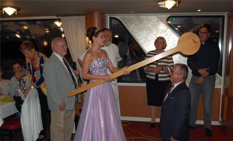 Brunnenkönigin Laura I. schlägt Hans Josef Bracht an Bord der MS Stadt Vallendarzum Ritter der Kulinarischen Tafelrunde 2017. Im bürgerlichen Leben ister Vizepräsident des Rheinland-Pfälzischen Landtages. Fotos: FA