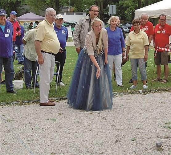 Brunnenkönigin Maren I., umgeben von Verbandsbürgermeister Bernd Weidenbach und Stadtbürgermeisterin Gabriele Hermann-Lersch, eröffnete nach einer kurzen Begrüßungsrede das Turnier. FA