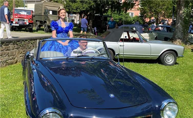 Brunnenkönigin Sophie I. durfte schon einmal Probesitzen. Der Chauffeur war Bürgermeister Marcel Caspers.  Foto: privat