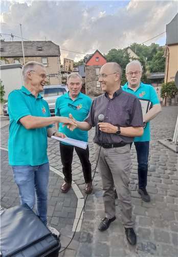 Bruno Becker, ein ehemaliger Sänger und Vorstandsmitglied der Raiffeisenbank Welling, überreichte eine großzügige Spende für die Vereinsarbeit.