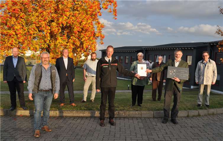 Bruno Ferdinand (rechts) freute sich mit seiner Ehefrau Helga über die herzliche Verabschiedung von Forstamtsleiter Hans-Peter Schimpgen (Mitte), Bürgermeister Albert Jung (links) und den Ortsbürgermeistern (v. r. n. l.) Werner Arenz (Kalenborn), Nikolaus Braunschädel (Eppenberg), Patrick Schopp (Masburg), Stefan Scheider (Hauroth) und Thilo Schmitt (Urmersbach). Foto: Verbandsgemeinde Kaisersesch