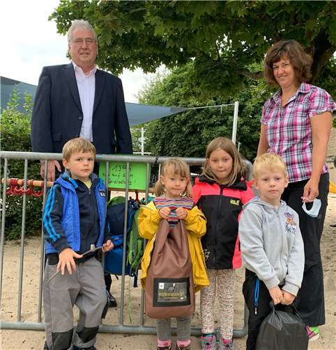 Bruno Jaeger, Geschäftsführer der Bürgerstiftung der Volksbank RheinAhrEifel eG, überreichte den Kindern der neuen Waldgruppe der Kindertageseinrichtung St. Remaclus in Waldorf mit ihrer Leiterin Astrid Gehrke zwei Entdecker-Sets für ihre Aktivitäten in der Natur. Foto: Volksbank RheinAhrEifel eG