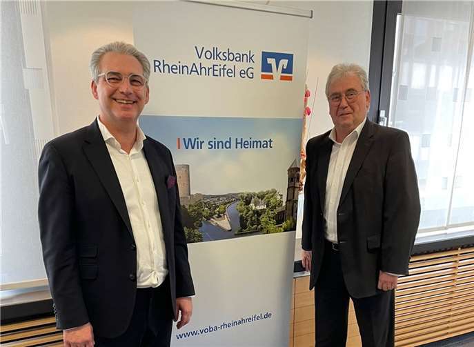 Bruno Jaeger (r.) mit Sascha Monschauer.  Foto: Volksbank RheinAhrEifel