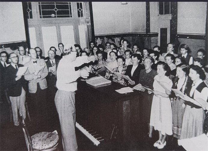 Bruno Kortemeier, Initiator und langjähriger Leiter, hier während einer Chorprobe 1953.  Foto: Kammerchor Bad Neuenahr