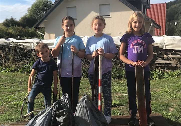 Bruno Kranz, Carlotta Kranz, Lilli Lenerz und Lena Weidenbach (v. l.): die vier „Umwelt-Kids“ nach ihrer gelungenen Wald-Säuberungsaktion.
