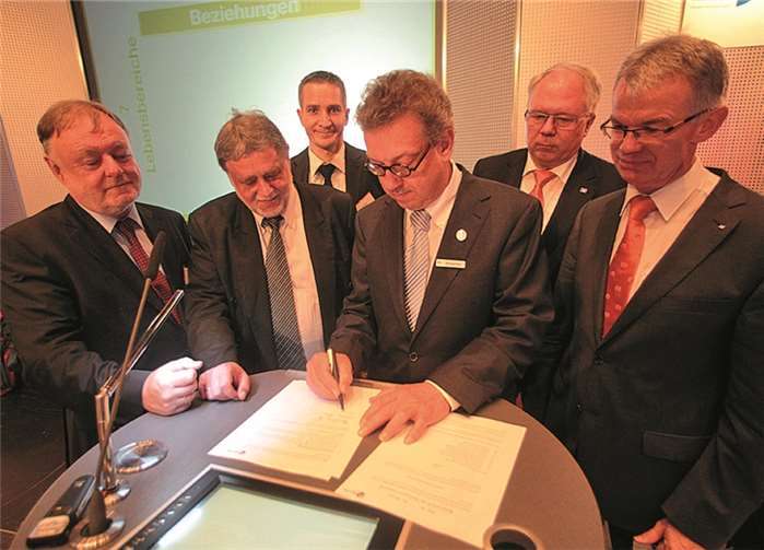 Bruno Lehnen (v. l.) und Peter Adolphs, beide Vorstandsmitglieder der Volksbank Vallendar-Niederwerth, Notar Dr. Andree Adler, Michael Paul, Aufsichtsratsvorsitzender der VR-Bank Neuwied-Linz und die Bankvorstände der VR-Bank Neuwied-Linz Franz-Jürgen Lacher und Andreas Harner bei der Unterzeichnung des Verschmelzungsvertrags. privat