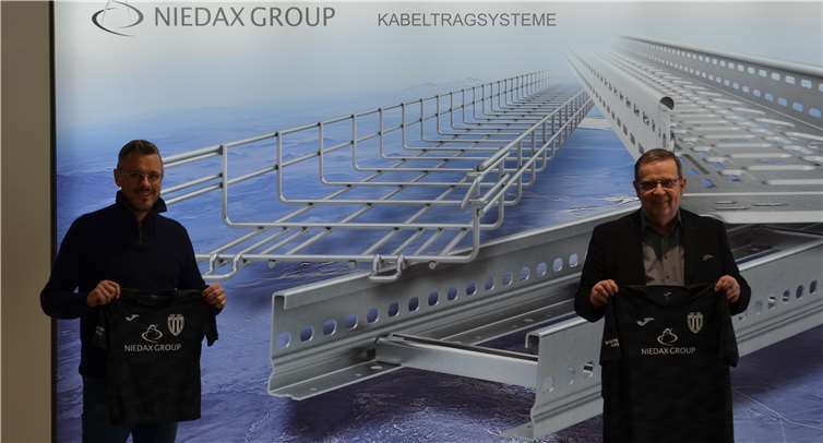 Bruno Reufels, Geschäftsführer der Niedax Group und der 1. Vorsitzenden des VfB Linz Mirko Schopp bei der Übergabe der Trikots in der Firmenzentrale der Niedax Group in Linz. Foto: privat