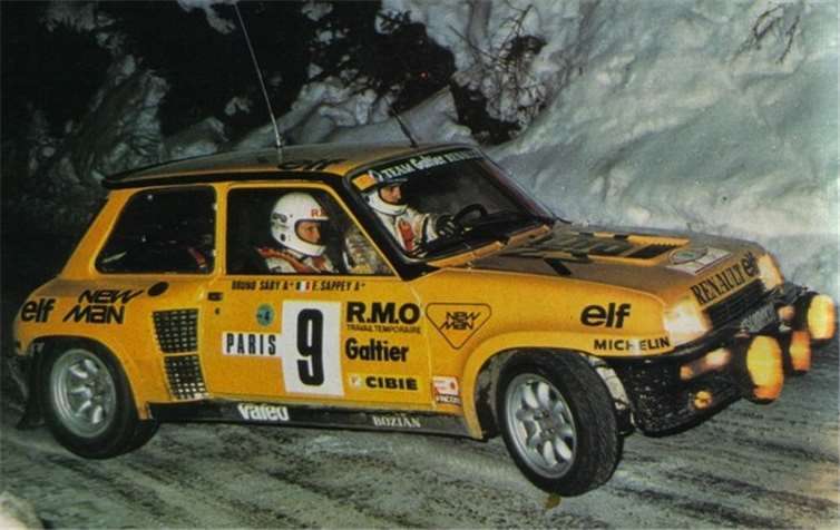 Bruno Saby fuhr bei der Rally Monte Carlo 1982 seinem R5 Turbo, mit Unterstützung des Grenobler Renault Händlers Galtier sowie der Bekleidungsfirma NEW MAN.