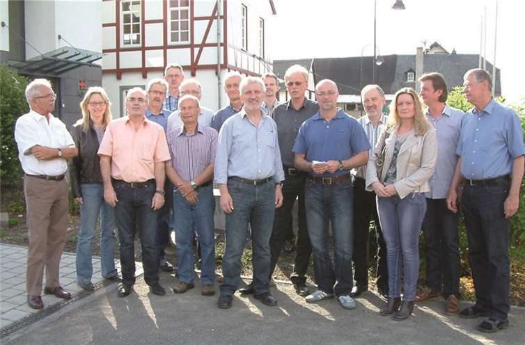 Bruno Seibeld (9.v.l.) und Ortsbürgermeister Karl-Heinz Schmalz (5.v.r.) trafeb sich in Waldesch zum Meinungsaustausch.Privat