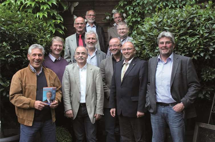 Bruno Seibeld im Gespräch mit den FWG-Bürgermeisterkandidaten von Rhein und Mosel.  privat