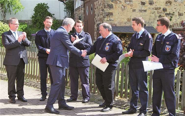 Bruno Seibeld mit den Beförderten: v.r. Markus Kneip, Christoph Bender und Karl Rosenbach.