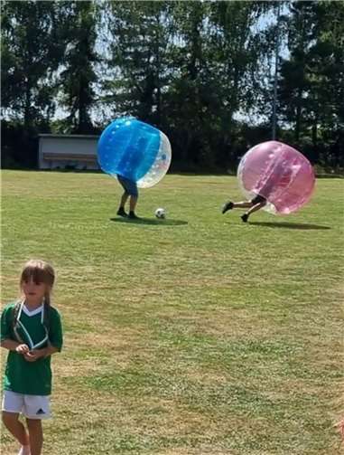 Bubble-Fußball sorgte für Spaß bei Groß und Klein.