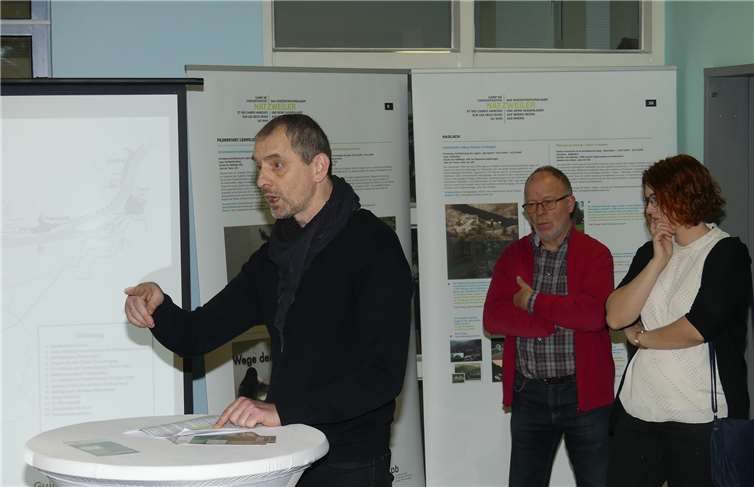 Buchautor Guido Pringnitz stellte im Rahmen der Ausstellungseröffnung die Zweitauflage seiner Dokumentation „Deckname Zeisig“ vor.