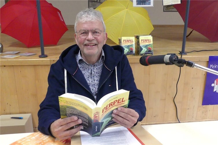 Buchautor Rainer Ningel aus Hambuch stellte in der Moselkerner Elztalhalle seinen neuen Roman vor. Foto: TE