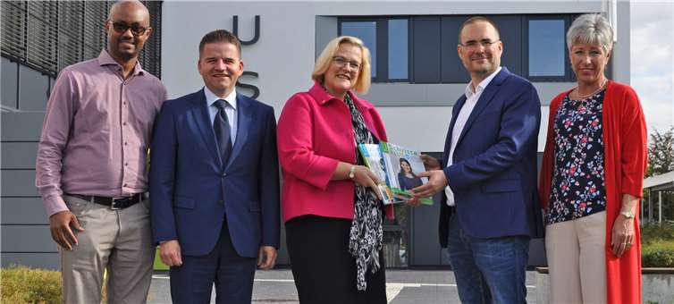 Buchübergabe vor dem Rathaus (von links): Jeff Gisimba, städtischer Integrationshelfer, der Erste Beigeordnete Holger Jung, Rula Constanze Strehl, Präsidentin des Lions-Clubs Meckenheim-Wachtberg, Alexander Hassel, Bildungskoordinator der Glasfachschule Rheinbach, sowie Monika Biesterfeldt, Leiterin des städtischen Fachbereichs Soziales, Migration und Integration.Foto: Stadt Meckenheim