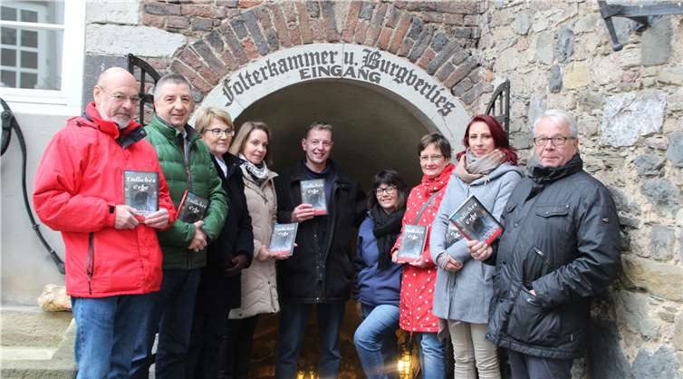 Buchvorstellung am Ort des Geschehens (v. l.): Patrick Bernard (Stadtführer), Eduard Sprenger (1. Kriminalhauptkommissar in Linz), Dr. Felicitas Reuschenbach-Boerger (Buchhandlung Cafitz) neben Thomas Hoffmann (4. u. 5. v. l.) sowie (v. l.) Karl-Heinz Wölbert (Beigeordneter der Stadt Linz) und Paula Piasente (Burgeventmanagement). privat