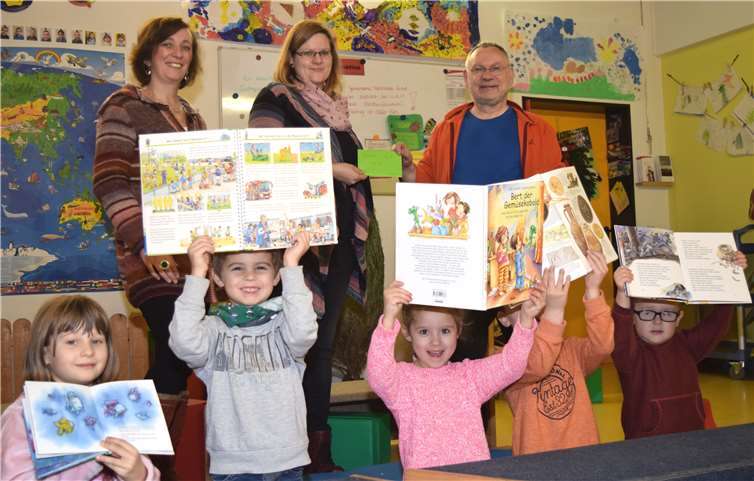 Bücher sind ist prima, das zeigten Kinder aus dem Familienzentrum JOhannesNest, als Dieter Renner der Leiterin Svea Bögelmann (Mitte) sowie Monika Vog vom Caritasverband Rhein-Sieg e. V. einen Geldumschlag überreichte.privat
