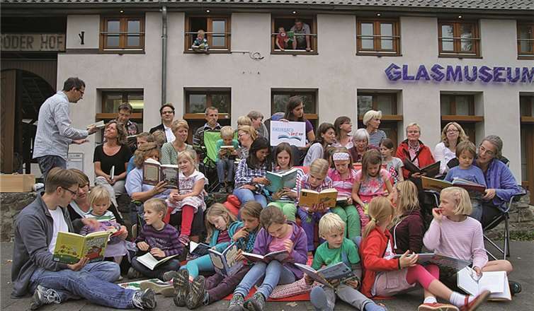 Bücher sind zum Lesen da - und zum Vorlesen und darum auch zum Lauschen. Bücher bewegen die Phantasie, sie fühlen sich gut an und machen obendrein noch klug! privat