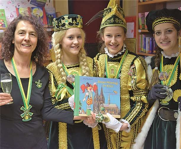 „Bücherei, Alaaf!“: Erika Granow freut sich über karnevalistischen Besuch von Jungfrau Maja, Prinz Sven I. und Bauer Anno (v. links). privat