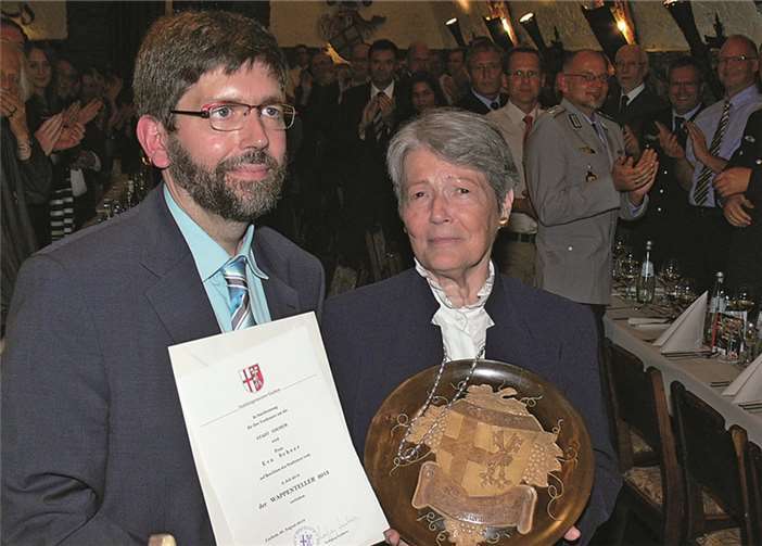 Bücherei-Leiterin Eva Scheer erhielt aus der Hand von Stadtbürgermeister den Wappenteller der Stadt Cochem.