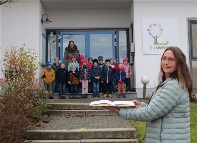 Bücherei-Mitarbeiterin Angelika Koenen (vorne rechts) überreicht den 18 Vorschulkindern des „superflinken Wolfsrudels“ der Kita Holler ihren Bücherei-Führerschein. Foto: privat