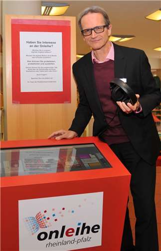 Büchereileiter Wolfram Mayer freut sich, noch bis Ende Oktober den sogenannten E-Circle anbieten zu können, auf dem die Welt der Onleihe erlebt werden kann.Stadt Andernach/Maurer