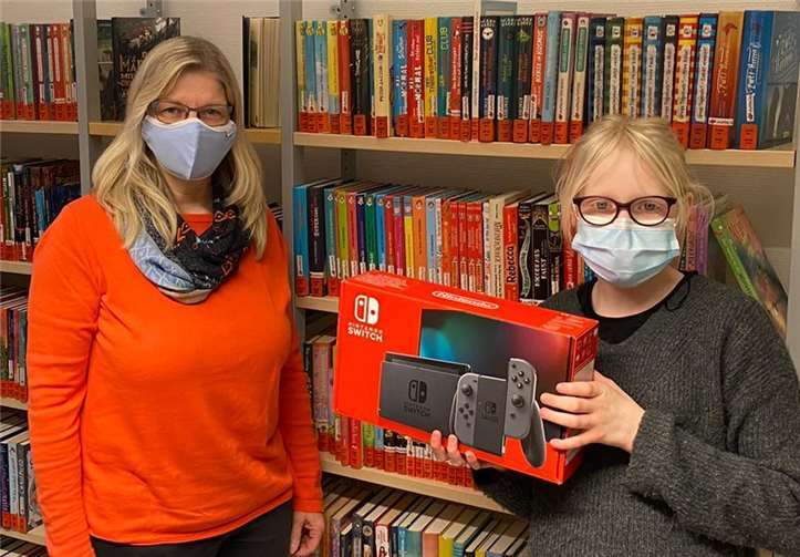 Büchereileiterin Andrea Dörr überreichte den Preis an die glückliche Gewinnerin Catharina Rüben. Foto: privat