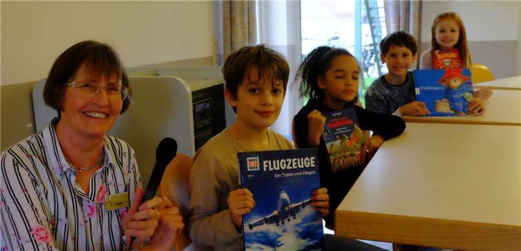 Büchereileiterin Käthe Langer und die vier Kinder vom Vorlesewettbewerb. Fotos: privat/Bernd Zimmermann
