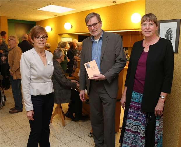 Büchereileiterin Susanne Preiß, Christian Hartung und Pfarrerin Cordula Siebert feierten „40 Jahre Evangelische Bücherei“.StF