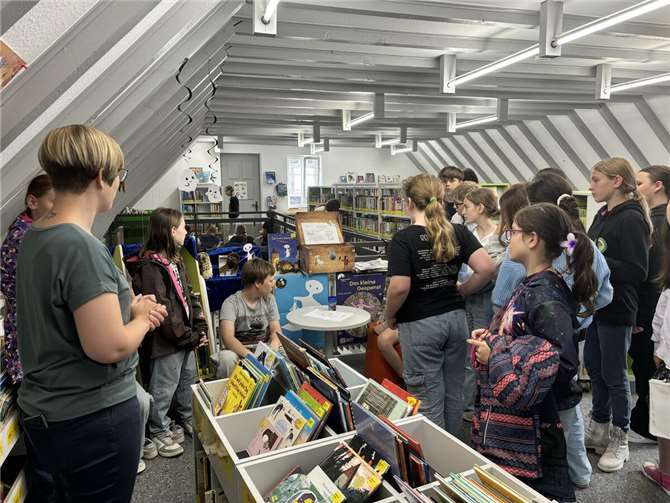 Büchereileiterin Svenja Wieland führte die Schülerinnen und Schüler durch das vielfältige Medienangebot.  Foto: privat