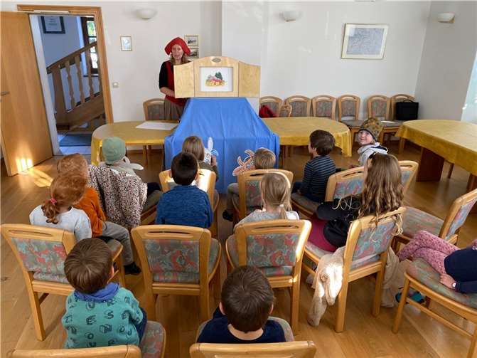 Büchereimitarbeiterin Helene Rörig holte den „Grüffelo“ als Kamishibai in die Bücherei Holler.