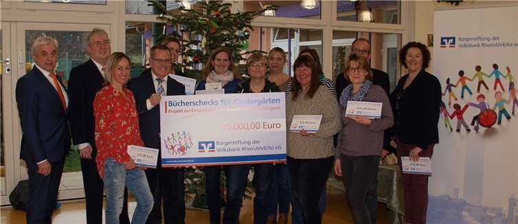 Bücherschecks für die 14 Kindergärten und Kindertagesstätten in der Verbandsgemeinde Weißenthurm, in Winningen und in Koblenz-Kesselheim: Für die Bürgerstiftung der Volksbank RheinAhrEifel übergaben (von links) Karl Mohr, Direktor des Regionalmarktes MittelrheinMosel, Stiftungsmanager Bruno Jaeger sowie Rudolf Mies, Vorsitzender des Stiftungskuratoriums die Spende in Höhe von insgesamt 3.175 Euro im Beisein von Sven Normann, Leiter Kindertagesstätten bei der Verbandsgemeinde Weißenthurm (2.v.r.) an die anwesenden Kindergärten. privat