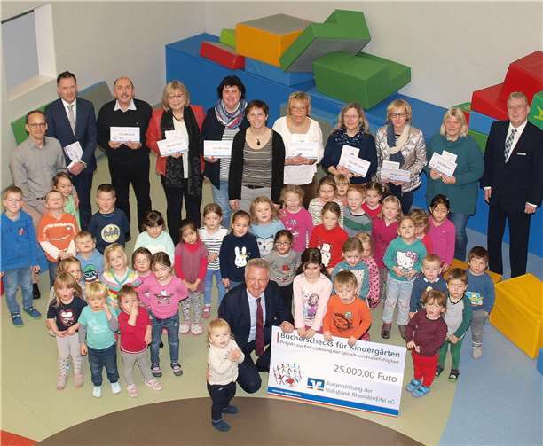 Bücherschecks für die acht Kindergärten und Kindertagesstätten in der Verbandsgemeinde Mendig: Für die Bürgerstiftung der Volksbank RheinAhrEifel übergaben Marco Schumacher, Berater aus der Filiale Mendig (zweiter von links), Elmar Schmitz, Vorsitzender des Stiftungsvorstandes (Mitte) sowie Stiftungsmanager Bruno Jaeger (rechts) die Spende in Höhe von insgesamt 1.400 Euro an die anwesenden Kindergärten. Privat