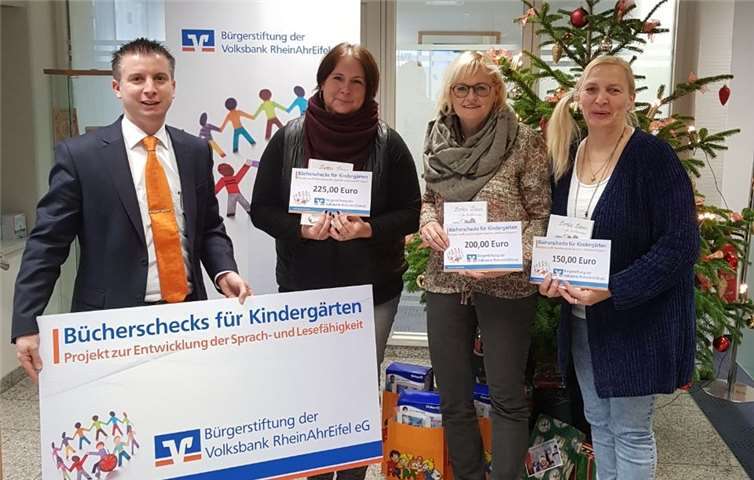 Bücherschecks für die fünf Kindergärten und Kindertagesstätten in der Verbandsgemeinde Maifeld: Für die Bürgerstiftung der Volksbank RheinAhrEifel übergab Markus Reiter, Berater in der Filiale Polch der Genossenschaftsbank, die Spende in Höhe von 950 Euro an die anwesenden Kindergärten. Privat