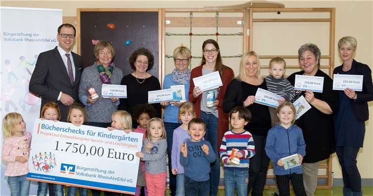 Bücherschecks für die neun Kindergärten und Kindertagesstätten in Remagen und Sinzig: Für die Bürgerstiftung der Volksbank RheinAhrEifel übergaben Thomas Theisen, Direktor des Regionalmarktes AhrBrohltal bei der Volksbank, und Melanie Dreißigacker, Leiterin der Filiale Remagen (3.v.l.) die Spende in Höhe von insgesamt 1.750 Euro an die anwesenden Kindergärten. privat