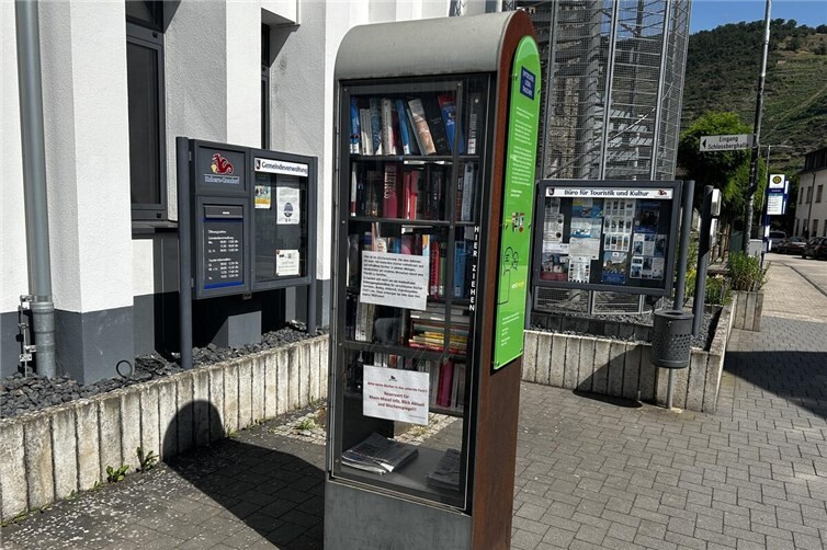 Bücherschrank an der Schlossberghalle