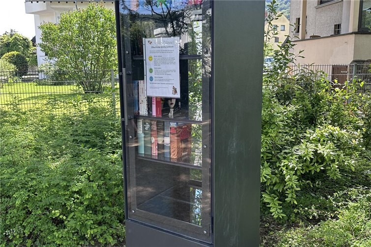 Bücherschrank auf dem Dorfplatz 