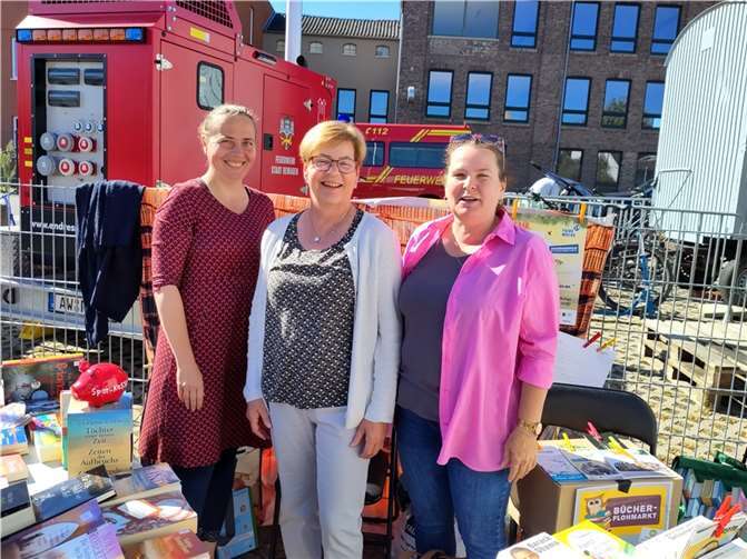 Bücherstand beim Kripper Feuerwehrfest mit drei der ehrenamtlich Aktiven im Büchereiteam.  Foto:J. Dargel