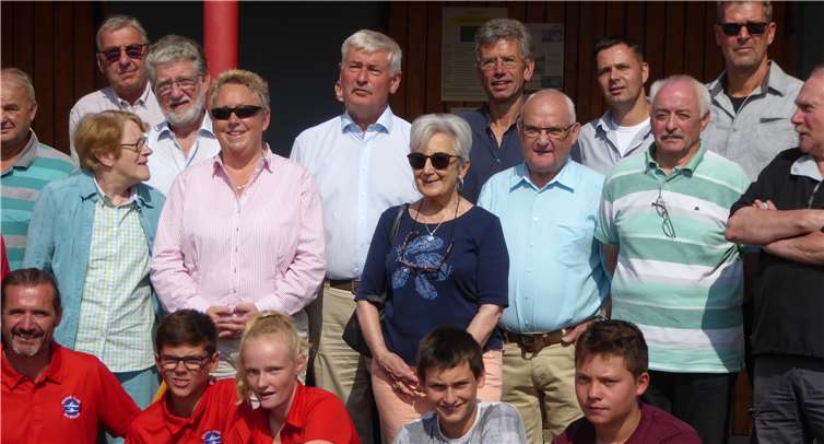 Bügermeisterin Mohrs (5. v.l.), Marie-France Poulin (4. v.l.) und Dr. Heinz Pollmann (6. v.l.) begrüßten die Jugendgruppe des französischen Vereins am BootshausFoto: privat