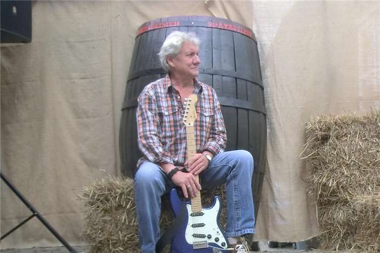 Bühne frei für Chris K: Der Sinziger Musiker sorgt von 18 bis 20 Uhr auf dem Marktplatz für das Warm-up zur großen Musiknacht. Foto: privat