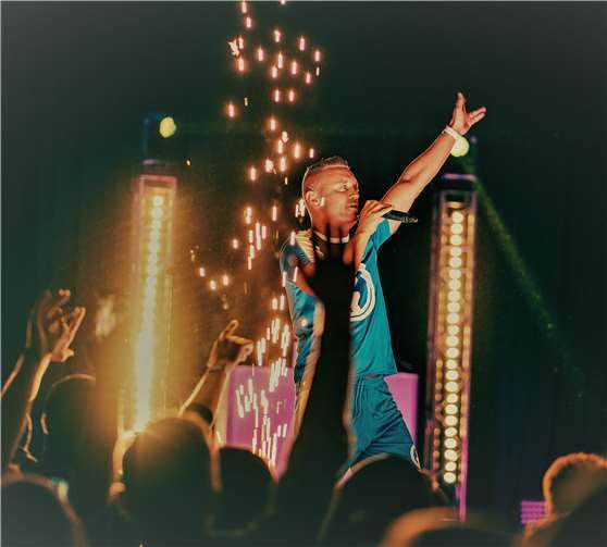 Bühne frei für Stefan Stürmer: Der Lokalmatador heizte der Party-Meute richtig ein. Foto: privat