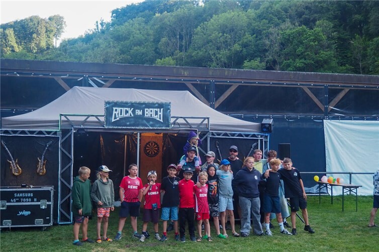 Bühne frei für den Bunten Abend: Kinder und Betreuer singen gemeinsam bei bester Stimmung auf der „Rock am Bach“-Bühne.