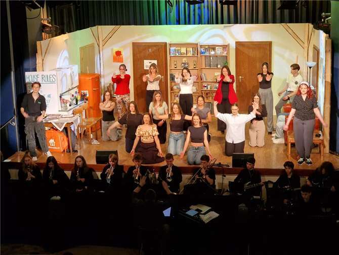 Bühne voller Nachwuchskünstler, volle Stadthalle in Linz – In jeder Hinsicht Full House. Der Name des neuen Musicals des Martinus Gymnasiums Linz traf es in jeder Hinsicht auf den Punkt.  Fotos: AWi