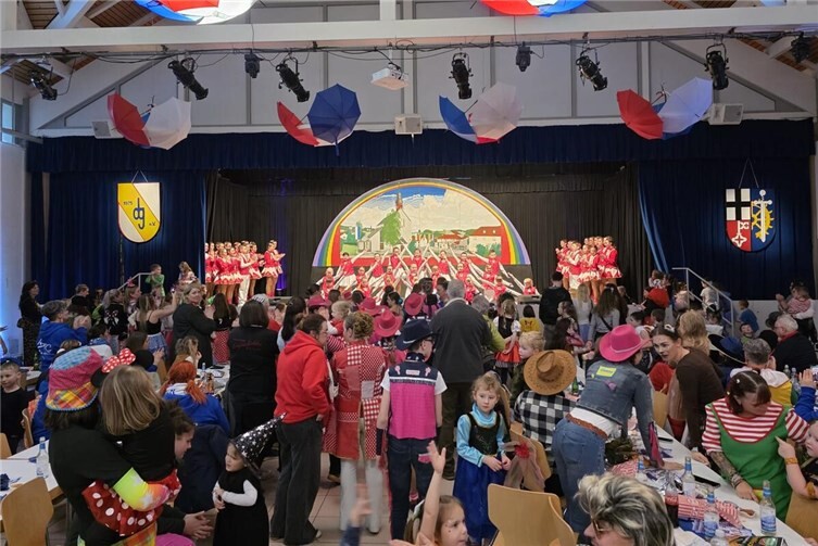 Bühnenauftritte und Kinderspiele begeisterten die jungen Karnevalisten. Fotos: privat