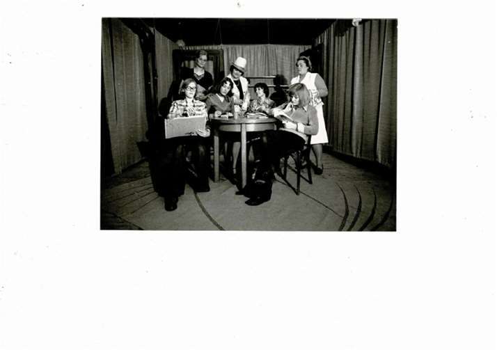 Bühnenstück in den 70ern: Namen der Spieler v.li. Ursula Kratz, Franziska Christ, Ursula Kesselheim, Irmgard Untiedt, Andrea Kathe, Mechthild Bregenzer und Ursula Gläser.