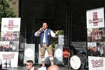 Bühnenurgestein Clemens Weins moderierte das Wutzstock-Musikspektakel in gekonnter Manier.