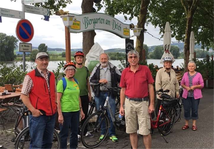 Bündnis Grüne (Inge Rockenfeller, Tobias Reh und Wolfgang Rahn, zweite bis vierte v. li.) , mit interessierten Bürgerinnen und Bürgern beim Erkunden der Fahrradwege. privat