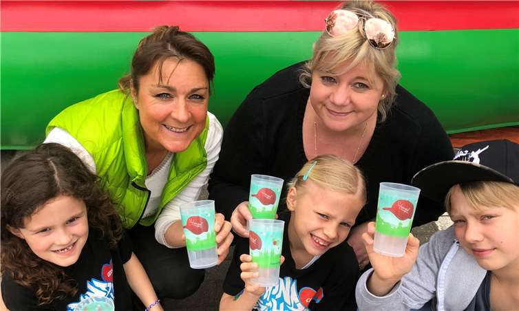 Bündniskoordinatorin Minka Bäumges (2.v.li.) zusammen mit der Sprecherin der AG „Schängel in Sicherheit“ Nicole Adams freuen sich gemeinsam mit einigen Grundschülern über die neuen Pfandbecher.Foto: Koblenzer Bündnis für Familie
