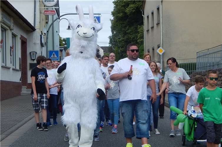 Bürger, Vereine und Nachbarn nahmen gemeinsam mit dem Maskottchen Strombergs am Kirmesumzug teil.