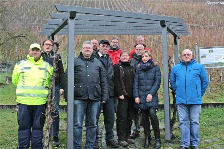 Bürger aus Alken krempelten die Ärmel hoch, um eine Pergola in den Weinbergen zu errichten und einen Ort der Begegnung zu schaffen.innogy SE